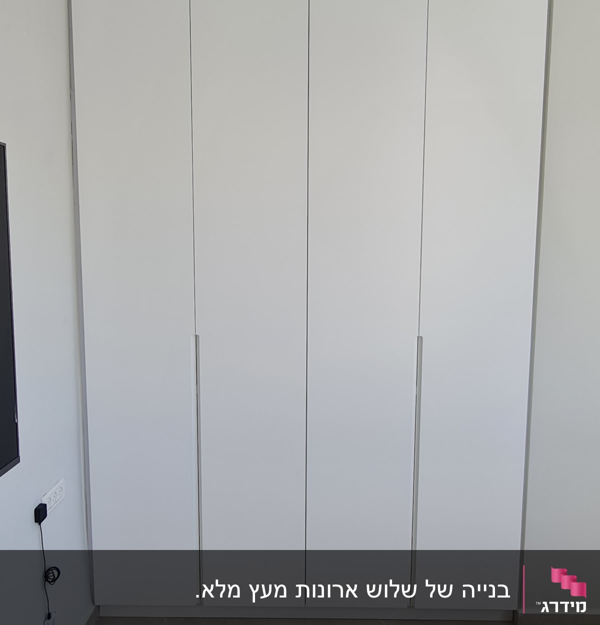 ארון לבן עם דלתות חלקות בחדר